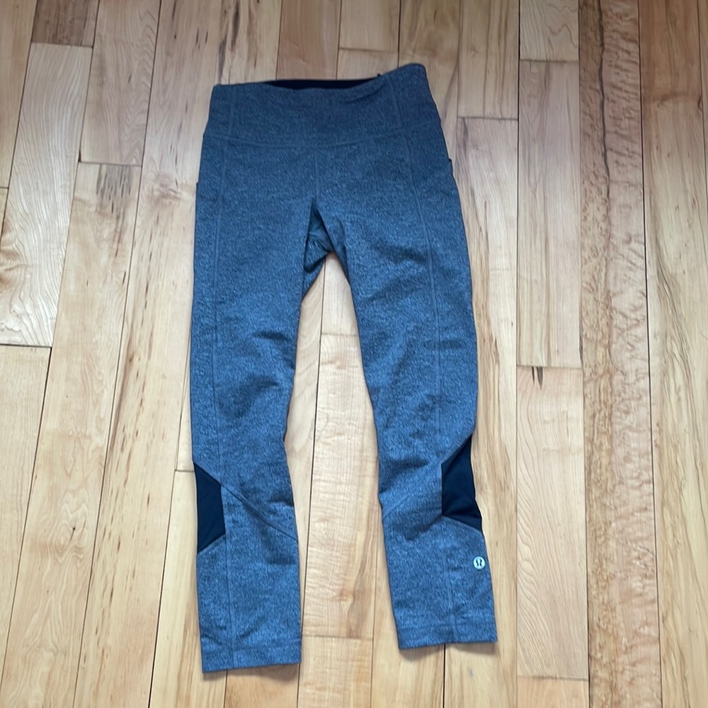 Lululemon capri pants. Great condition! No flaws, 25 inches.